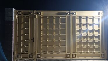 Распашные ворота: Кованые ворота с калиткой, декоративная решетка и подсвеченные — 15