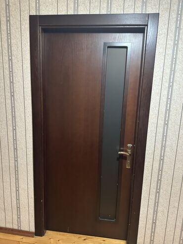 islenmis qaplar: Qəhvəyi rəngli, 4 eded şüşəli daxili qapı,2 eded hamam qapisi Qapının