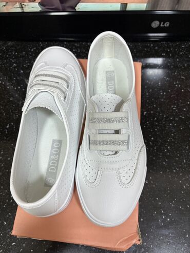 Women's Sneakers and athletic shoes: Ölçü: 38, rəng - Ağ, Yeni — 10