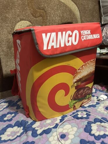 Digər restoran, kafe avadanlığı: Yemək çatdırılması üçün nəzərdə tutulmuş bu qırmızı termal çanta, həm
