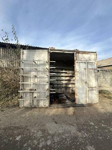 контейнер 20 футовый: Металлический контейнер-склад с распашными дверями и полками -