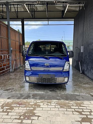 Kia Bongo (K2500/K2700) — компактный бортовой грузовик синего цвета