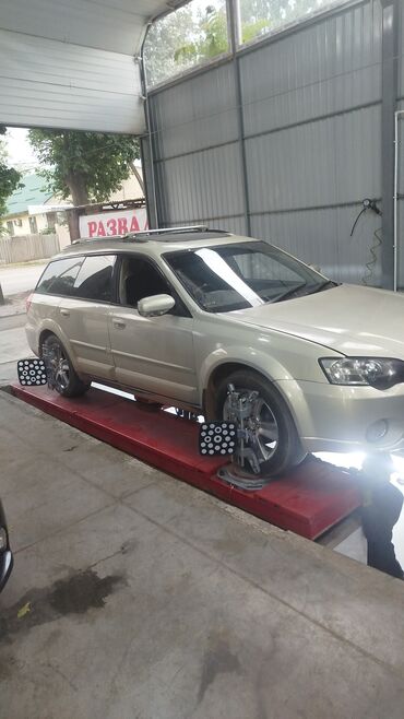 Subaru: Subaru Outback - универсал в серебристом цвете. Автомобиль оснащен