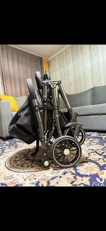 Коляски: Коляска (черная), складная Особенности: - Легкая алюминиевая рама — 2