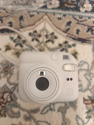 fujifilm instax mini 12: Fujifilm Instax Mini 12 — компактная моментальная камера белого цвета — 1