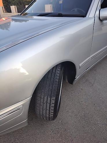 w210 oturacaq: Mercedes-Benz E-Class sedan (W210), gümüş rəng. - Kuzov: 4 qapılı — 4