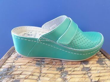 Papuče: Kozne anatomske klompe 
Cena 3950 din 36-41 — 21