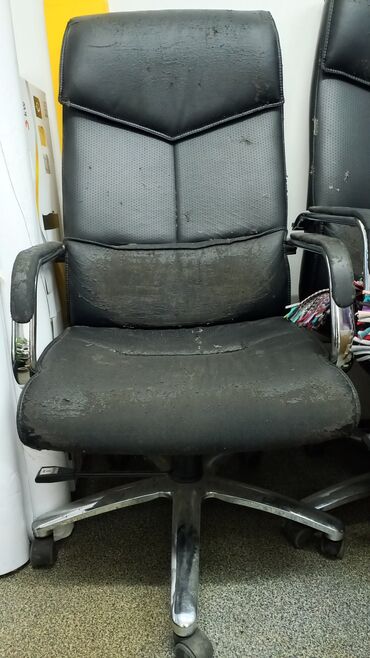 Офисное кресло б/у 2 шт, требуется перетяжка и всё
