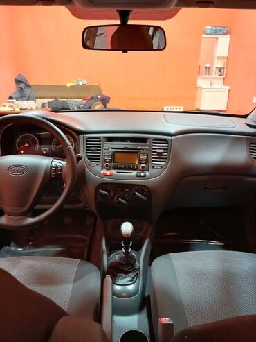Kia: Kia Rio hatchback - Kuzov: 5 qapılı hatchback, gümüşü rəng - Mühərrik — 4