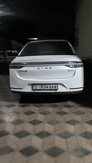 gac gs7: Электромобиль GAC Aion S (белый седан) Ключевые особенности: - — 4