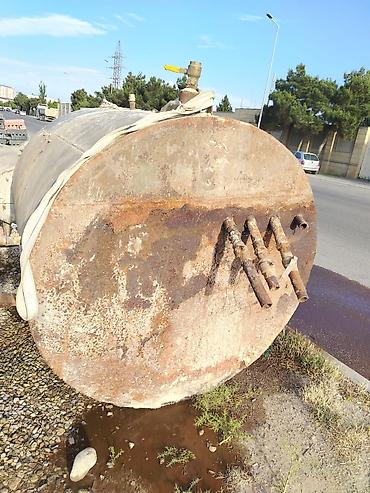 su cənləri dəmir: Böyük həcmli metal saxlama çəni. Paslanmış səthə malik, silindrik — 3