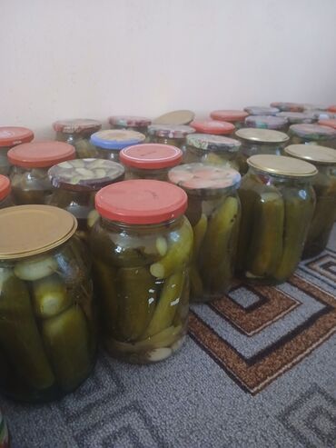 купить посуду: Партия домашних маринованных огурцов в стеклянных банках, готовых к