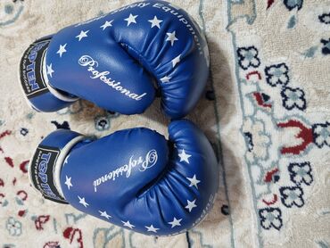 перчатки боксёрские: Продаётся боксёрский перчатки совсем не пользовался почти новые