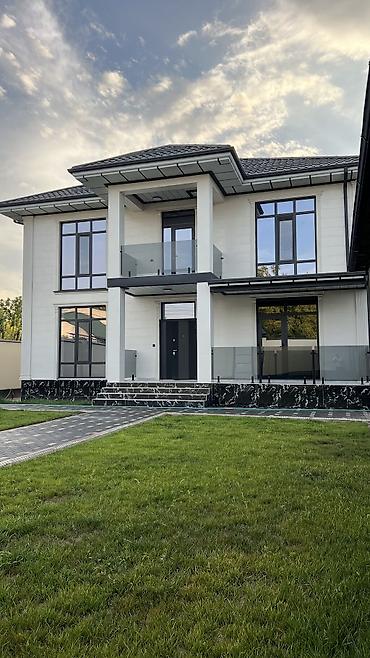 Продаётся современный двухэтажный дом, В тихом центре, сочетающий
