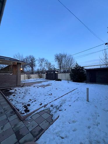 Продажа коттеджей и домов: ЧЕКЧЕЙГЕН ЖЕР ҮЙ САТЫЛАТ!!! 1-линияда жайгашкан ✅ Жери: 20 соток ✅ Үй — 17