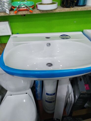Ağ rəngli keramika lavabo, tək kran üçün dəlik və su daşqını üçün