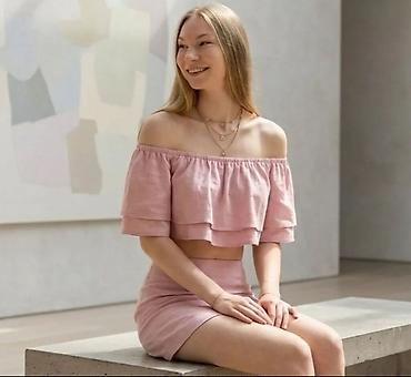 Dvodijelni ženski komplet u puder‑roze boji - Gornji deo: crop bluza