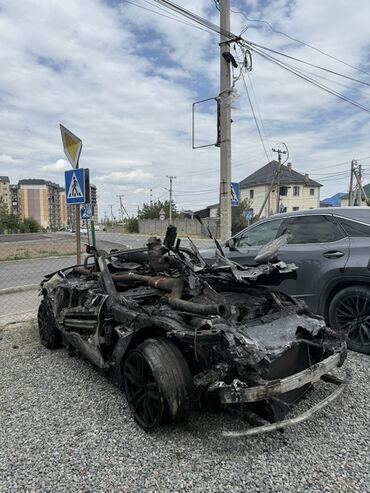 продаю аворийное афто: Сгоревший автомобиль спортивного типа. Кузов сильно поврежден огнем
