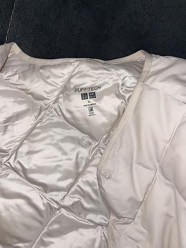 Демисезонные куртки: Куртка Uniqlo Размер XL Новая, отдам за 4500 сом, срочно!!!! В — 4