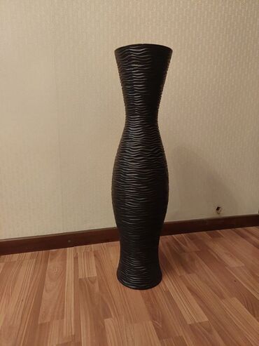 напольная ваза: Керамическая напольная ваза.

Высота -78 см.
Торг уместен