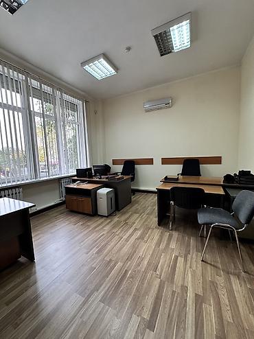 Аренда офисов: Сдаю Офис целиком: 300 м², В жилом комплексе, С ремонтом, Первая линия, С отдельным входом, С отдельным санузлом — 9