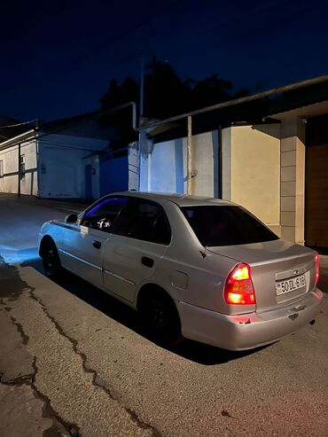 hunday: Hyundai Accent: 1.6 l | 2002 il Sedan