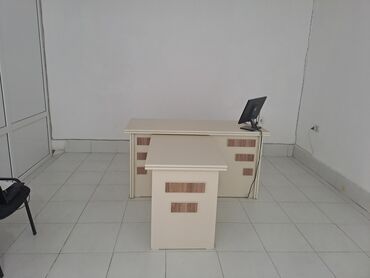 Ofis masaları: İşlənmiş, Müdir üçün, Kvadrat masa