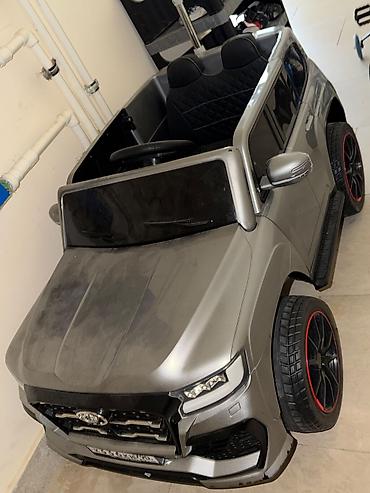 Uşaq üçün elektrik maşınları: Uşaqlar üçün elektrikli minik maşını – SUV üslubunda, boz/metallik — 1