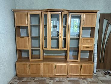 study table: Стенка-гостиная из ЛДСП в тёплом оттенке дуба с витринами — 1