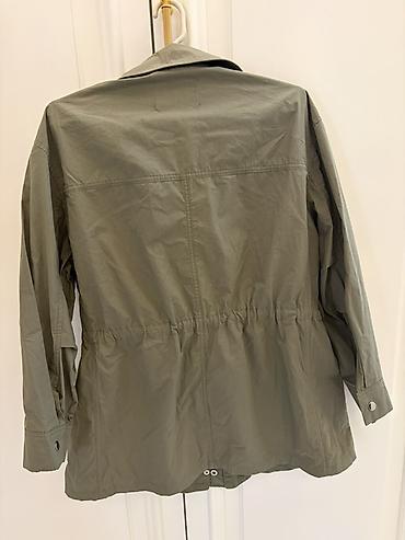 Kurtkalar: Stradivarius qadın parka/kurtka - Rəng: xaki (zeytun yaşılı) - Model — 2