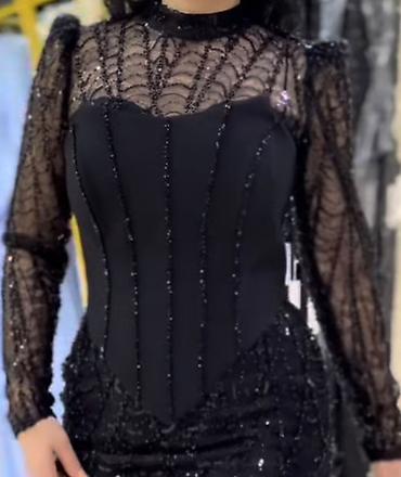 свадебные платья б: Вечернее черное платье в пол с длинными рукавами и высоким воротом. - — 5
