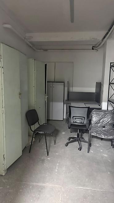 склад для вещей: Сдаётся тёплое складское помещение — 18 м² Адрес: ул. Курманжан — 2