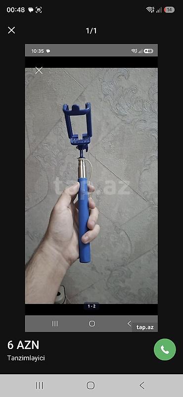 cəkmək ucun şəkillər: Selfie çubuğu – mavi rəngdə, simli (3.5 mm audio jack) qoşulma ilə. - — 1