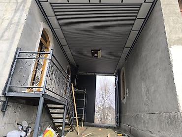 Потолочные работы: Реечный подвесной потолок для улицы/крыльца с декоративным карнизом и — 20