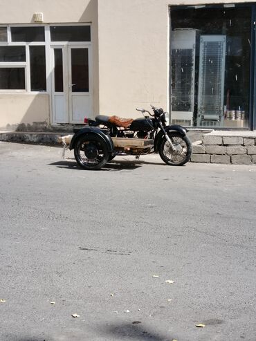 Motosikletlər: Motosiklet + qoşma səbət (sayaqlı) – klassik üslubda yan qoşqulu model