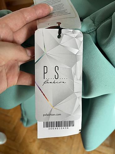 moda piu: PS Fashion ženska haljina – model s upečatljivim volanima - Brend — 4