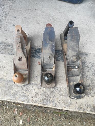 Наборы инструментов: Инструменты советские - молотки по 200 сом; ножницы по металлу большие — 23
