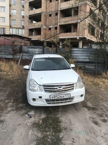 Другие Автомобили: Белый седан Nissan Almera. Автомобиль оснащен четырьмя дверями, что