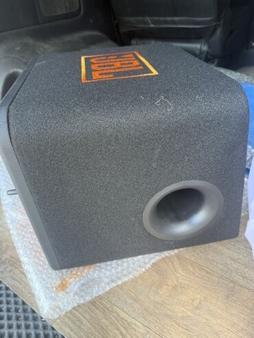 автомагнитола jvc: Автомобильный сабвуфер JBL в корпусе из черного карпета оснащен