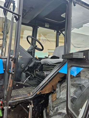 Traktorlar: Belarus MTZ traktoru - Güclü ön və arxa təkərli, tam ölçülü kabinəli — 5