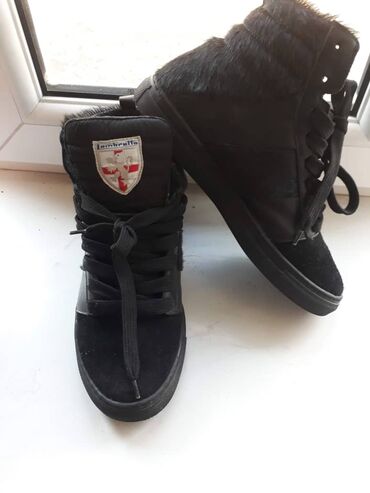 зимняя обувь мужские: Абсолютно новые кроссовки деми, привезли с Италии (не подошел размер)