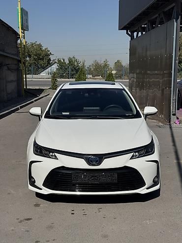 Toyota Corolla: 2022 г., 1.8 л, Вариатор, Гибрид, Седан