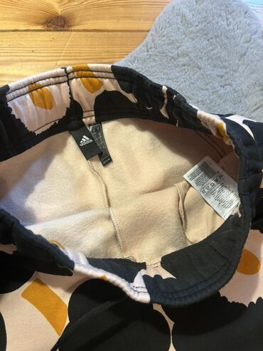 Donji delovi trenerke: Nova Adidas Marimekko trenerka. Naznačena veličina je S, ali odgovara — 8