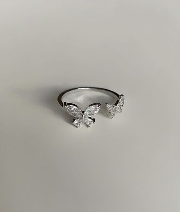 Кольца: Продаю нежное серебряное кольцо 925 пробы с цирконами. Размер