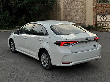 мес лупарик: Toyota Corolla: 2022 г., 1.8 л, Вариатор, Гибрид, Седан — 4