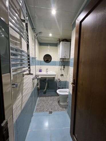 Yeni tikili: Satılır: studiya tipli zövqlü mənzil interyeri - Geniş qonaq otağı — 16