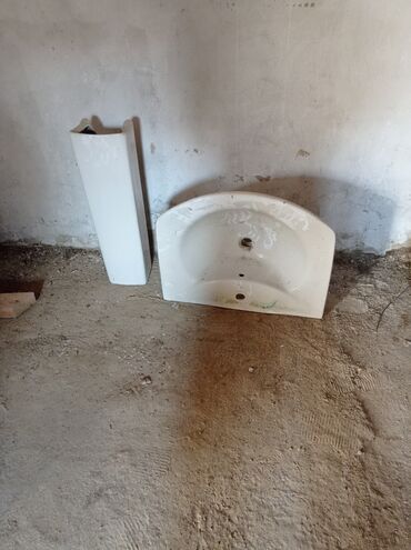 Cмесители для душа: Bu, bir ayaqlı lavabo dəstidir. Dəstə bir lavabo və bir ayaq daxildir