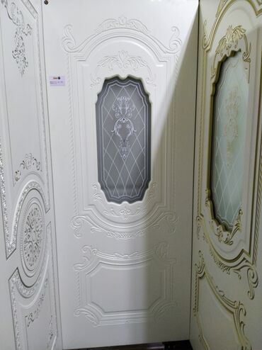 Beton: Ağ rəngdə, üzərində zərif naxışlar olan dekorativ qapı. Qapının