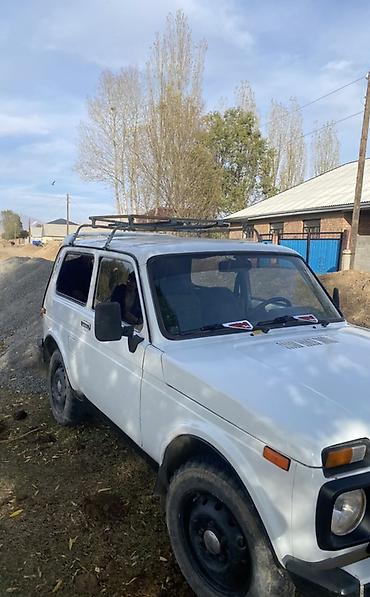 Унаа сатуу: ВАЗ (ЛАДА) 4x4 Niva: 2000 г., 1.7 л, Кол менен иштөөчү, Бензин, Жол тандабас — 3