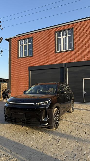 GAC: Черный кроссовер/внедорожник с просторным салоном и бежевой кожаной — 13